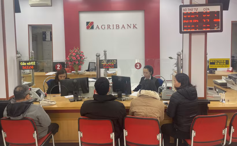 Khách hàng giao dịch tại chi nhánh ngân hàng Agribank. 