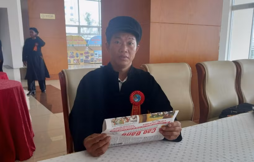 Anh Tẩn Tài Nải thường xuyên đọc báo Đảng để tích lũy thêm kiến thức, kinh nghiệm tuyên truyền, vận động bà con.