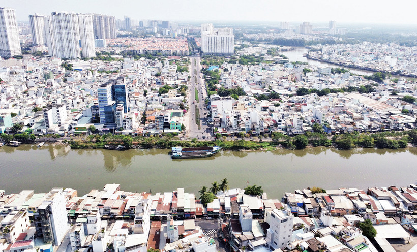 Khu vực hai bên bờ Kênh Tẻ, thuộc dự án cầu đường Nguyễn Khoái, được thành phố phấn đấu khởi công vào cuối năm nay. 