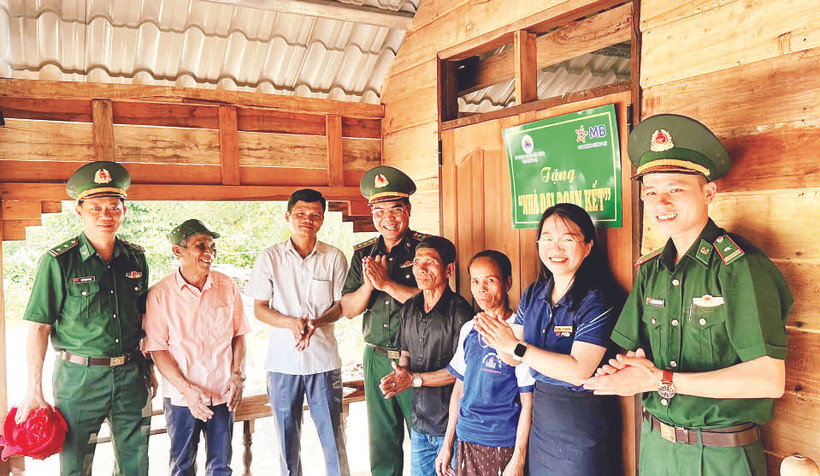 Đại diện Bộ đội Biên phòng tỉnh Quảng Trị bàn giao nhà "Mái ấm biên cương", tặng gia đình ông Hồ Văn Để, thôn Thanh 1, xã Thanh, huyện Hướng Hóa. 