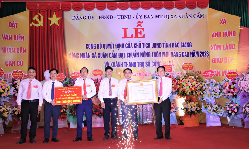 Xã Xuân Cẩm vinh dự nhận bằng công nhận xã đạt chuẩn nông thôn mới nâng cao. Ảnh: DANH THƠM