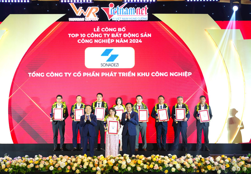 Đại diện lãnh đạo Tổng công ty Sonadezi đón nhận vinh danh Top 10 Công ty bất động sản năm 2024.