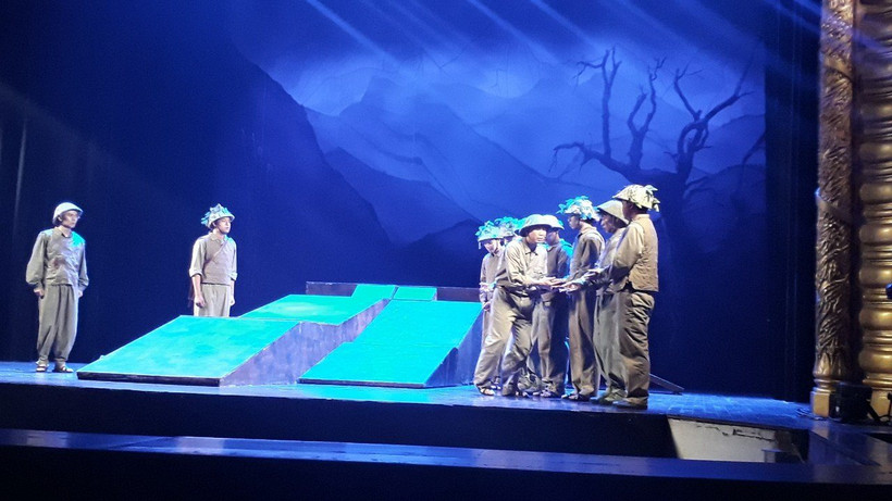 Cảnh Đại tướng Võ Nguyên Giáp xúc động, ân cần hỏi thăm các chiến sĩ kéo pháo.