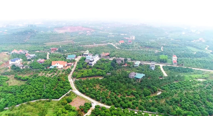 Người dân tự nguyện giải phóng mặt bằng, giải tỏa hành lang, hiến đất làm đường để nâng cấp các tuyến đường liên thôn, liên xã.