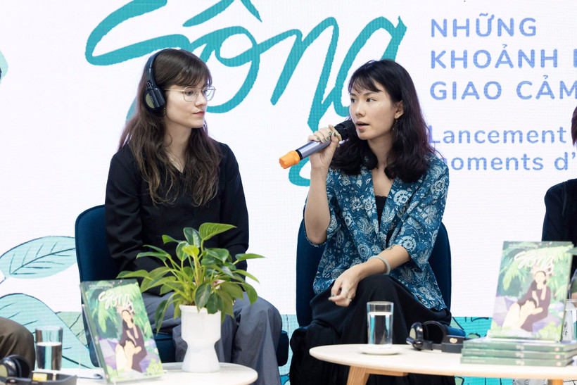 Hải Anh (bên phải) và Pauline Guitton trong buổi ra mắt "Sống" tại Hà Nội. Ảnh: Viện Pháp tại Hà Nội