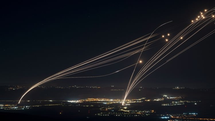 Hệ thống phòng thủ Vòm Sắt (Iron Dome) của Israel liên tục phải hoạt động, nhằm ngăn chặn hỏa tiễn đối phương.