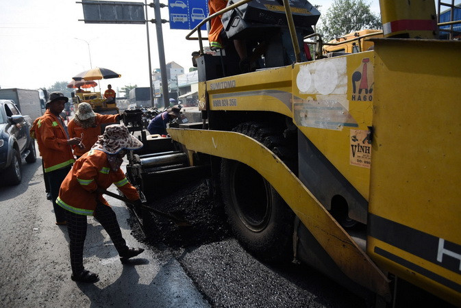 Đơn vị thi công trải nhựa nóng sau khi bóc tách lớp nhựa hư hỏng.