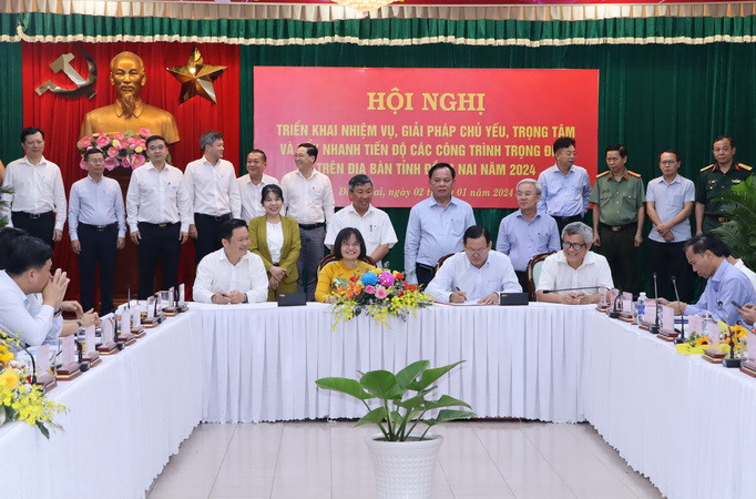 Đại diện lãnh đạo các sở ký kết giao ước thi đua giải ngân vốn đầu tư công, thu ngân sách năm 2024.