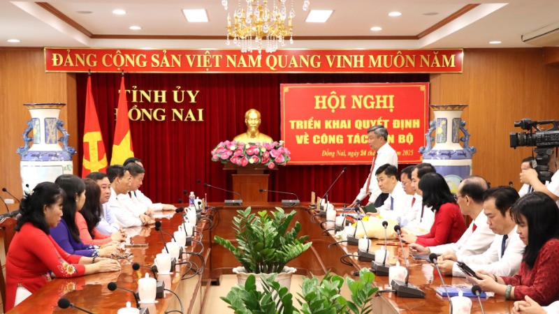Phó Bí thư Thường trực Tỉnh ủy Đồng Nai Hồ Thanh Sơn cho biết, đến nay có 17 cán bộ thuộc diện Ban Thường vụ Tỉnh ủy Đồng Nai quản lý tự nguyện xin nghỉ hưu trước tuổi.