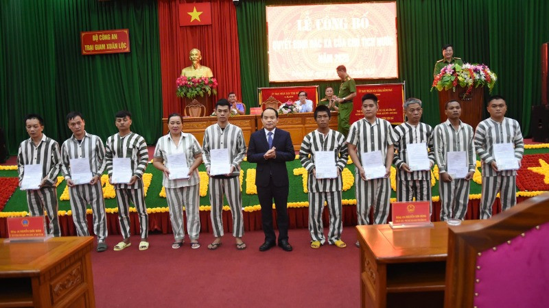 Phó Chánh án Tòa án nhân dân Tối cao Nguyễn Quốc Đoàn trao giấy chứng nhận đặc xá cho các phạm nhân.