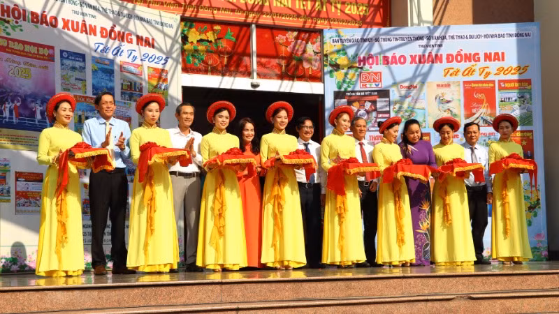 Các đại biểu cắt băng khai mạc Hội báo Xuân Ất Tỵ tỉnh Đồng Nai.