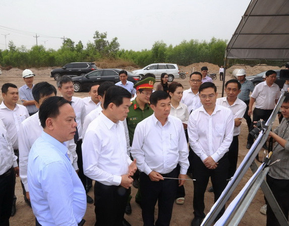 Lãnh đạo tỉnh Đồng Nai kiểm tra tiến độ một dự án giao thông trên địa bàn huyện Nhơn Trạch.