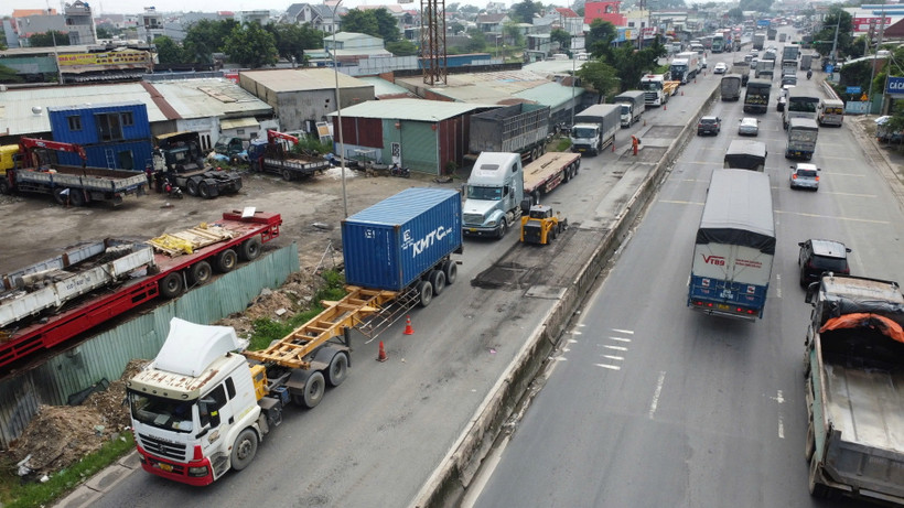 Khoảng 500m trên Quốc lộ 51 đoạn trước khu du lịch Sơn Tiên được tạm đóng để sửa chữa.