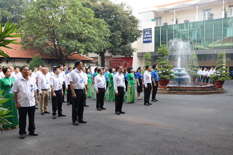 Lãnh đạo cán bộ công chức, viên chức Sở Xây dựng tỉnh Đồng Nai hát Quốc ca tại buổi lễ chào cờ đầu tuần.