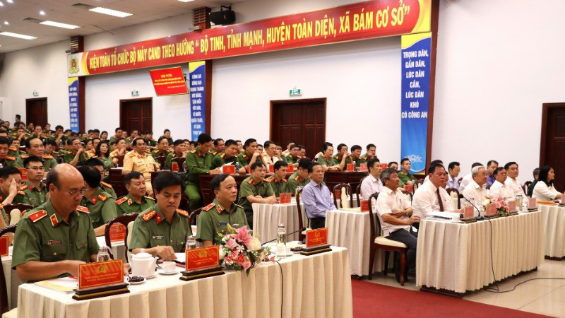 Lãnh đạo Bộ Công an và lãnh đạo Tỉnh ủy, Ủy ban nhân dân tỉnh Đồng Nai cùng các đại biểu tham dự hội nghị.