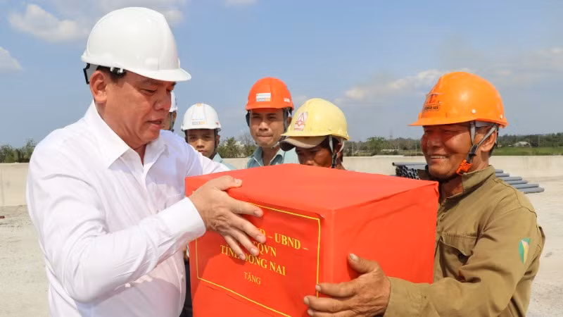 Chủ tịch Ủy ban nhân dân tỉnh Đồng Nai Võ Tấn Đức tặng quà động viên đơn vị thi công dự án thành phần 1A, dự án đường Vành đai 3-Thành phố Hồ Chí Minh.