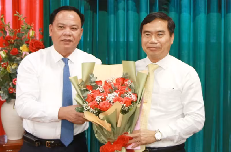 Quyền Chủ tịch Ủy ban nhân dân tỉnh Đồng Nai Võ Tấn Đức (bên trái) trao quyết định cho ông Nguyễn Thế Phong. (Ảnh: Báo Đồng Nai)