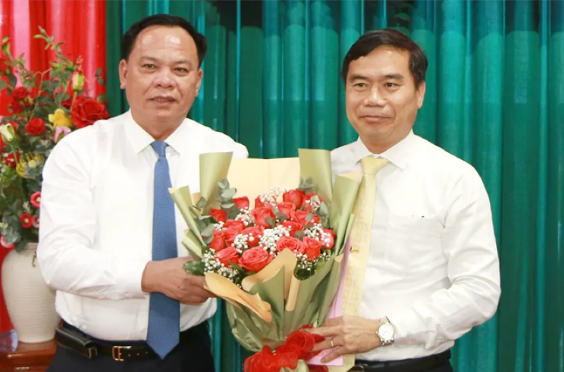 Quyền Chủ tịch Ủy ban nhân dân tỉnh Đồng Nai Võ Tấn Đức (bên trái) trao quyết định cho ông Nguyễn Thế Phong. (Ảnh: Báo Đồng Nai)