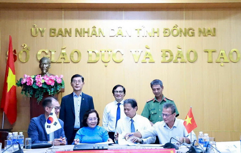 Lãnh đạo tỉnh Đồng Nai chứng kiến việc ký kết hợp tác thực hiện Đề án Thí điểm hỗ trợ dạy tiếng Hàn tại các trường trung học phổ thông trên địa bàn tỉnh.