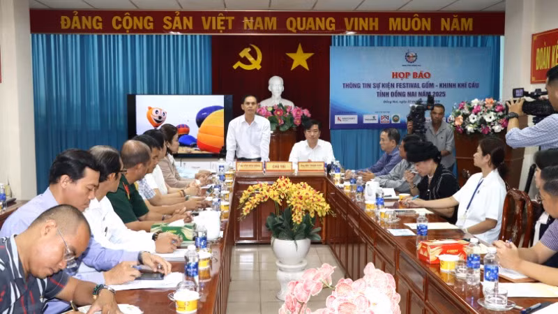 Quang cảnh buổi họp báo.