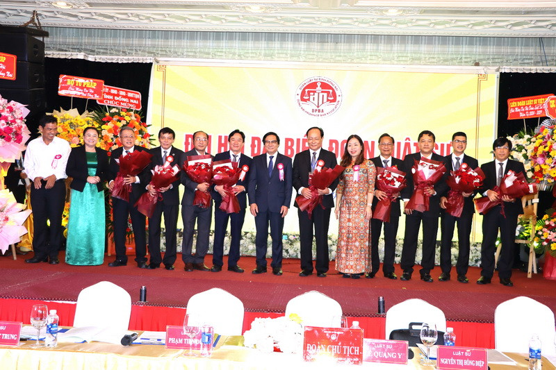 Lãnh đạo tỉnh Đồng Nai chúc mừng Ban Chủ nhiệm Đoàn Luật sư tỉnh Đồng Nai khóa IX.