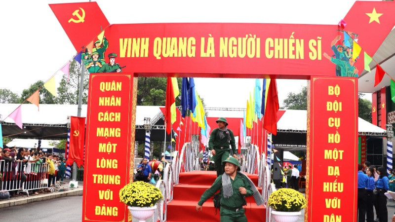 Thanh niên bước qua Cầu Vinh quang lên xe về đơn vị.