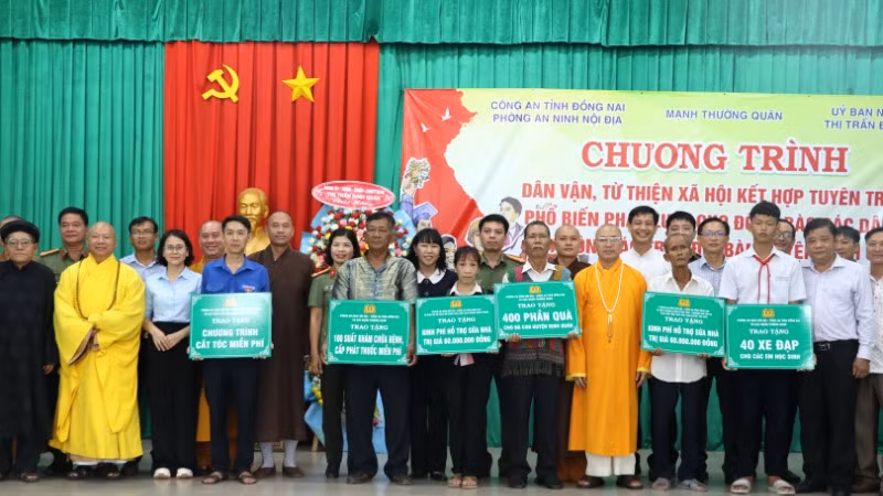 Ban Tổ chức chương trình trao biểu trưng quà tặng cho người dân.