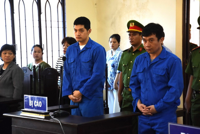 Hai bị cáo Hoàng Văn Tính (bên phải) và Lê Dương tại phiên tòa.