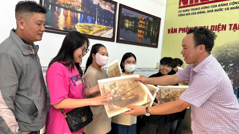 Bạn đọc ở Đồng Nai phấn khởi đón nhận phụ san của Báo Nhân Dân.