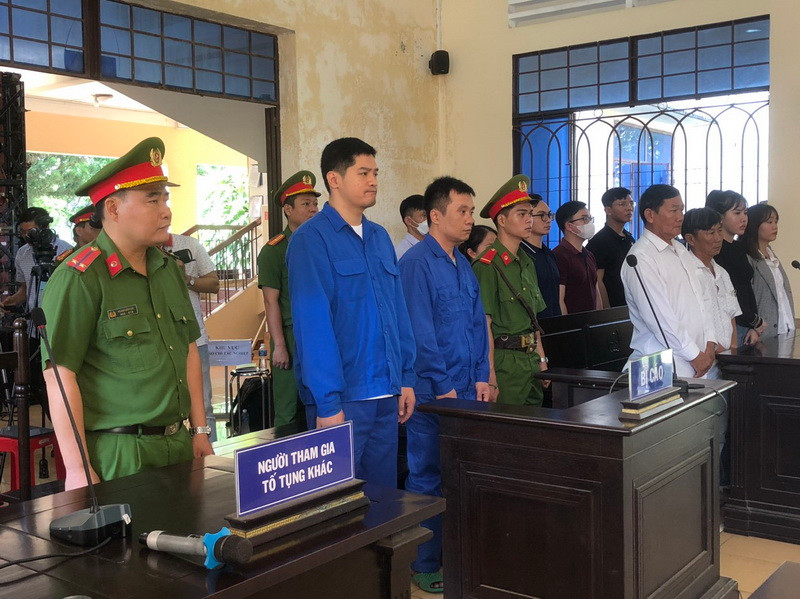 Hai bị cáo tại phiên tòa.