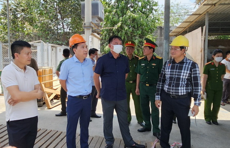 Quyền Chủ tịch Ủy ban nhân dân tỉnh Đồng Nai Võ Tấn Đức cùng Thiếu tướng Nguyễn Sỹ Quang, Giám đốc Công an tỉnh có mặt tại hiện trường chỉ đạo cứu người, khắc phục hậu quả vụ tai nạn lao động. 