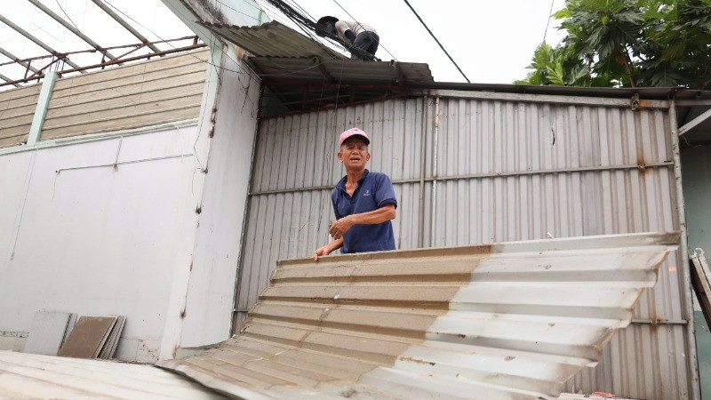 Ông Đoàn Văn Ngọc, khu phố Vườn Dừa, phường Phước Tân, thành phố Biên Hòa, dọn dẹp nhà cửa để bàn giao mặt bằng phục vụ dự án cao tốc Biên Hòa-Vũng Tàu.