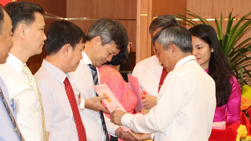 Phó Bí thư Thường trực Tỉnh ủy Đồng Nai Hồ Thanh Sơn trao quyết định nghỉ hưởng chế độ chính sách cho Giám đốc Sở Giao thông vận tải Lê Quang Bình.