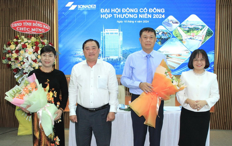 Lãnh đạo Sở Nội vụ và Sở Tài chính Đồng Nai chúc mừng bà Đỗ Thị Thu Hằng (bên trái) và ông Trương Đình Hiệp (thứ hai từ phải qua).