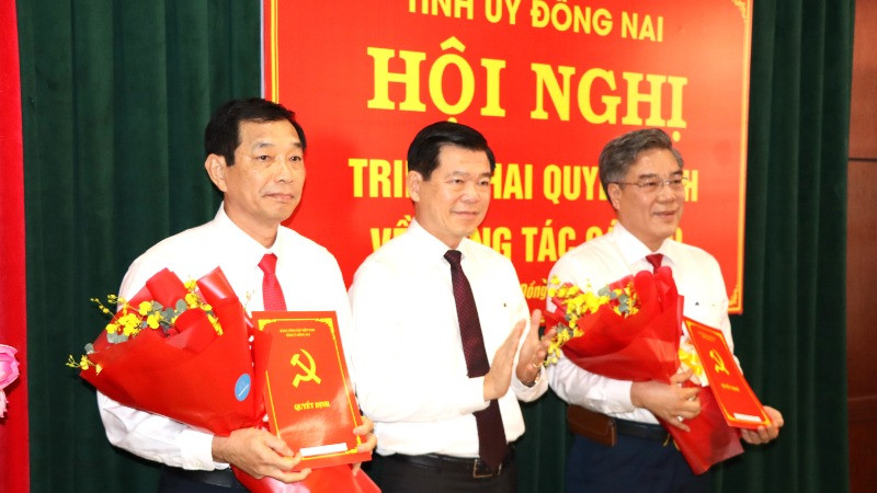 Bí thư Tỉnh ủy Đồng Nai trao quyết định cho đồng chí Dương Minh Dũng (bên phải) và đồng chí Võ Văn Phi (bên trái).