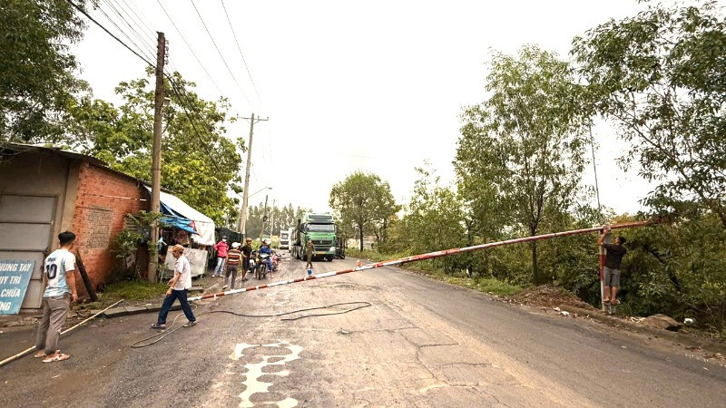 Lực lượng chức năng xã Hố Nai 3 tiến hành tháo gỡ barie tại "trạm thu phí" trên đường Suối Sao 2.