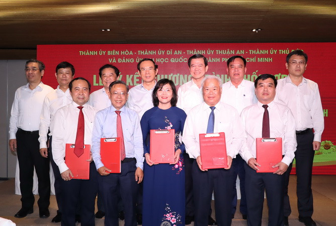 Đồng chí Nguyễn Văn Nên cùng các đại biểu tại Lễ ký kết. 