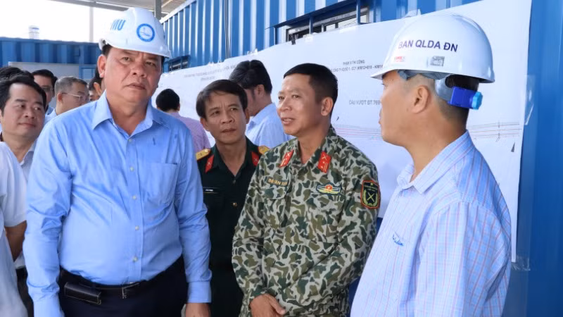 Chủ tịch Ủy ban nhân dân tỉnh Đồng Nai Võ Tấn Đức kiểm tra tiến độ một dự án trọng điểm trên địa bàn.