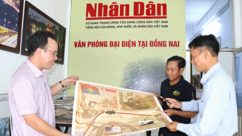 Phát miễn phí phụ san đặc biệt Báo Nhân Dân ở trụ sở Văn phòng đại diện Báo Nhân Dân tại Đồng Nai.