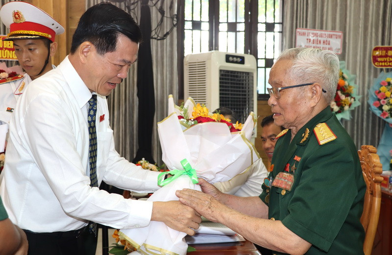 Bí thư Tỉnh ủy Đồng Nai Nguyễn Hồng Lĩnh tặng hoa Anh hùng lực lượng vũ trang nhân dân.