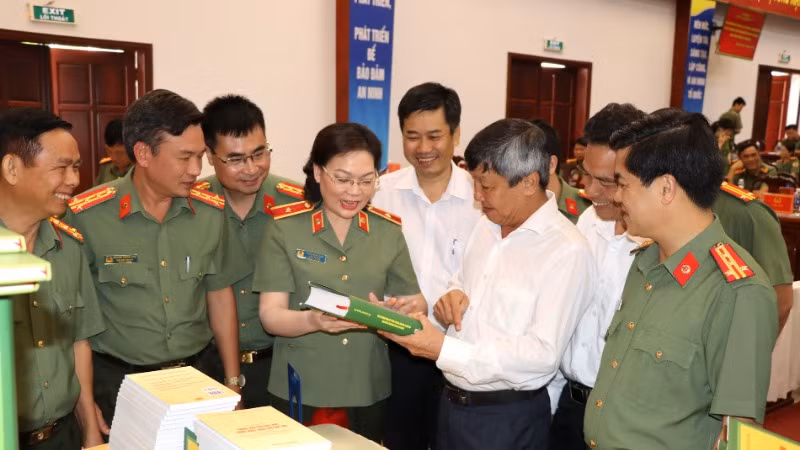 Các đại biểu tham quan gian trưng bày sách.