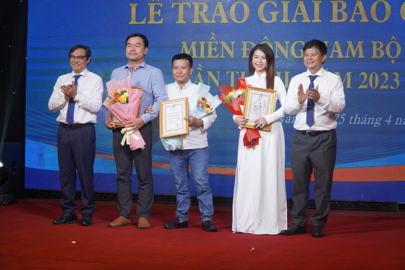 Phó Chủ tịch Hội Nhà báo Việt Nam Trần Trọng Dũng (bên phải) và Phó Chủ tịch Ủy ban nhân dân tỉnh Đồng Nai Nguyễn Sơn Hùng (bên trái) trao giải Nhất thể loại phát thanh-truyền hình cho nhóm tác giả của Đài phát thanh truyền hình Bình Dương.