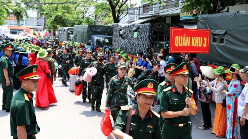 Đông đảo người dân tỉnh Đồng Nai đứng hai bên đường Hưng Đạo Vương, thành phố Biên Hòa, đón lực lượng tham gia diễu binh, diễu hành.