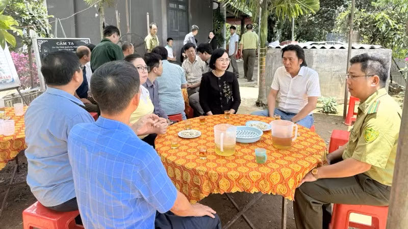 Phó Chủ tịch Ủy ban nhân dân tỉnh Nguyễn Thị Hoàng thăm hỏi, chia buồn, động viên gia đình anh Đinh Văn Kiên.