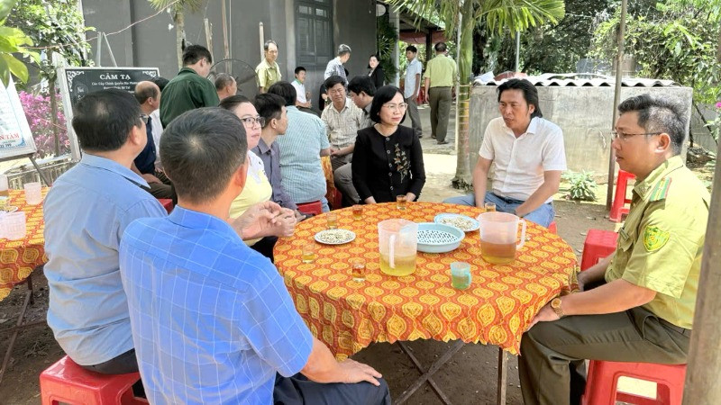 Phó Chủ tịch Ủy ban nhân dân tỉnh Nguyễn Thị Hoàng thăm hỏi, chia buồn, động viên gia đình anh Đinh Văn Kiên.