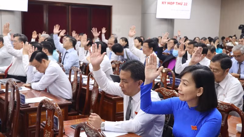 Các đại biểu Hội đồng nhân dân tỉnh Đồng Nai biểu quyết tại kỳ họp thứ 22 vào sáng 11/12.