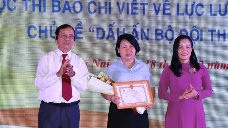 Lãnh đạo Ban Tuyên giáo Tỉnh ủy Đồng Nai và Hội Nhà báo tỉnh trao giải cho tác giả Cù Thị Thuận, phóng viên Báo Đồng Nai đạt giải Nhất cuộc thi Dấu ấn Bộ đội thời bình. 