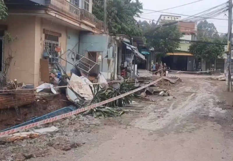 Hiện trường bức tường mương thoát nước bị sập khiến bà Xứng bị thương nặng.