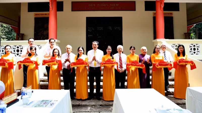 Nguyên Chủ tịch nước Nguyễn Minh Triết và các đồng chí lãnh đạo, nguyên lãnh đạo tỉnh Đồng Nai cắt băng khánh thành. 