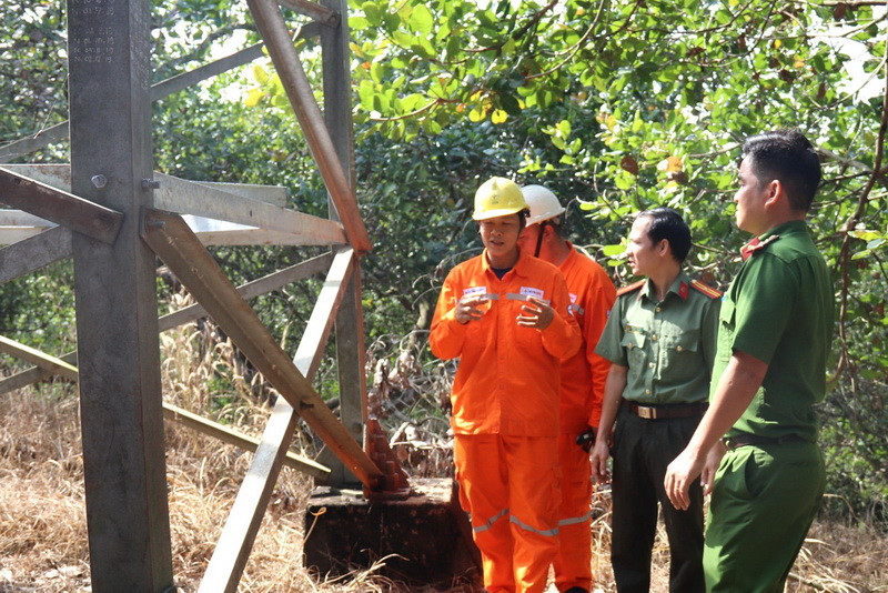 Nhân viên Công ty Điện lực Đồng Nai phối hợp với lực lượng Công an tỉnh Đồng Nai kiểm tra đường dây 110kV.